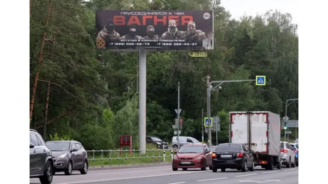 Незабаром після початку заколоту плакати, які закликають приєднатися до ПВК "Вагнер", почали прибирати