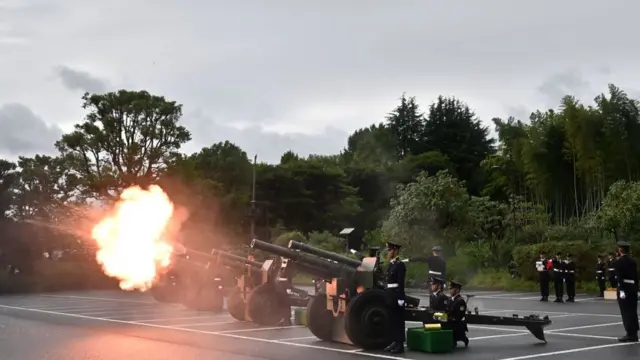 Con disparos, las Fuerzas de Autodefensa de Japón conmemoran la ascensión del emperador japonés.