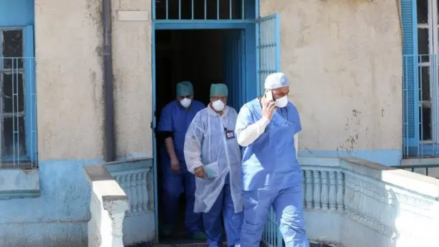 أطباء في الجزائر