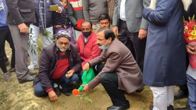 اطہر حسین نے کہا کہ یوم جمہوریہ کے علامتی دن مسجد کی تعمیر کا کام شروع ہوگیا ہے