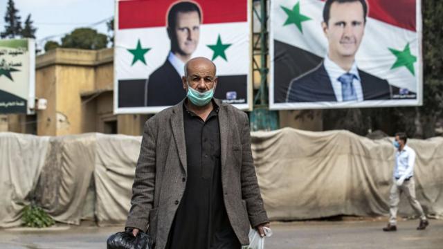 مواطن سوري يسير في منطقة الحسكة مرتدياً قناعاً طبياً خشية الإصابة بفيروس كورونا