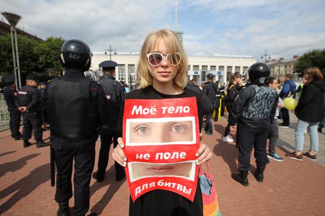 Demonstrasi di St. Petersburg dengan poster "Tubuhku bukan medan pertempuran".