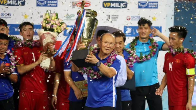 U23 Việt Nam và huấn luyện viên Park Hang-seo giành cúp Cúp tứ hùng 2018 ở sân Mỹ Đình hôm 7/8