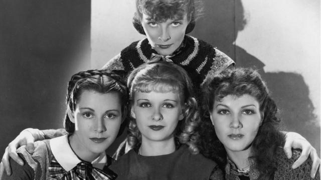 Katharine Hepburn, Frances Dee, Joan Bennett y Jean Parker interpretaron a las hermanas March en la versión de 1933, dirigida por George Cukor.