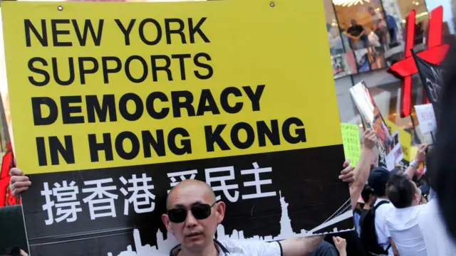 Một người biểu tình tại một cuộc biểu tình chống dẫn độ ở New York