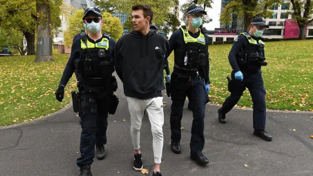 Мужчину задерживает полиция