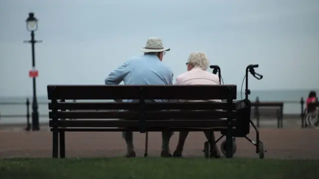 пензионери на клупи