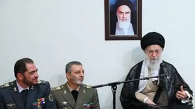 سرلشکر عبدالرحیم موسوی فرمانده کل سپاه، با حفظ سمت فرمانده جدید قرارگاه پدافند هوایی خاتم الانبیا است و سرتیپ علیرضا صباحی فرد (نفر اول از چپ) با حکم آیت الله خامنه‌ای اولین فرمانده نیروی پدافند هوایی ارتش جمهوری اسلامی ایران شده است