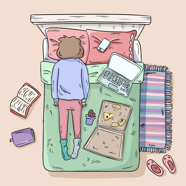 Retrato del aislamiento: mujer en cama con libros, computadoras, pizza y chocolate.