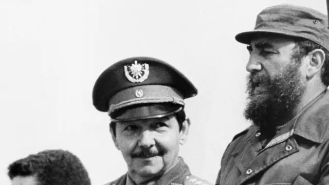 Raúl y Fidel Castro en 1975.