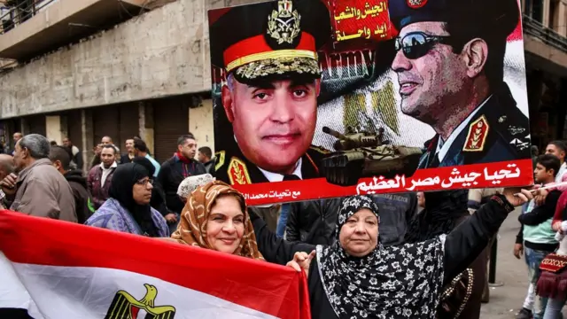 صحفيون آخرون يرونها ثورة حماها الجيش