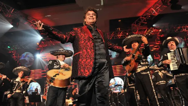 Juan Gabriel en el escenario con mariachis.
