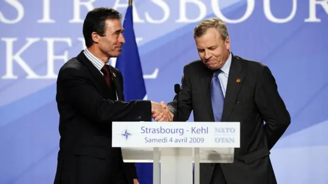 De Hoop Scheffer (sağda) görevini Rasmussen'e devrederken