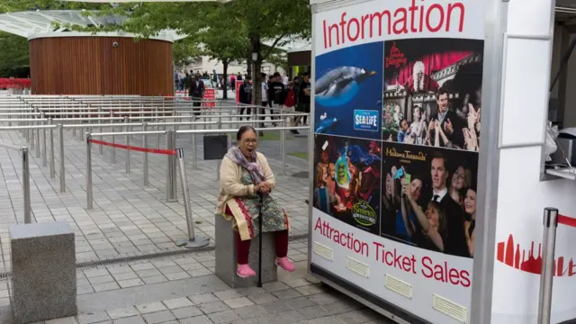 লন্ডনের সাউথব্যাঙ্কে একজন ক্লান্ত ভারতীয় পর্যটক