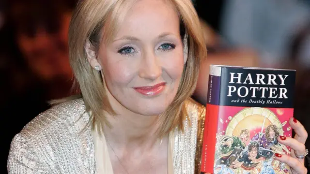 JK Rowling com seu livro