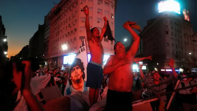 Pessoas prestam homenagem a Maradona no Obelisco,jogos de roleta para ganhar dinheiroBuenos Aires