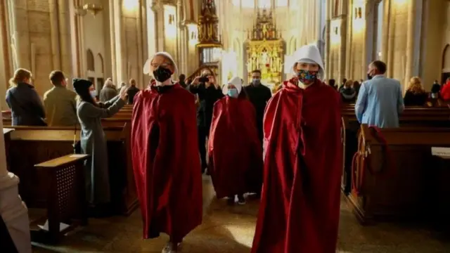 متظاهرات داخل كنيسة في بولندا احتجاجاً على قوانين الإجهاض