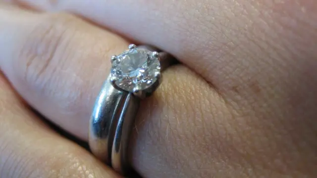 anillo de compromiso en mano