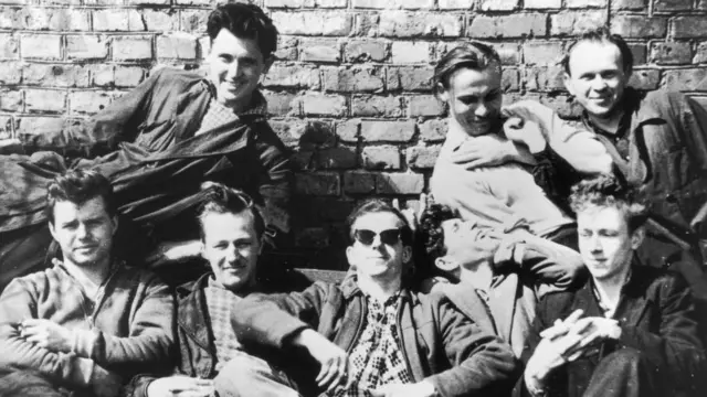 Lee Harvey Oswald com amigos em Minsk