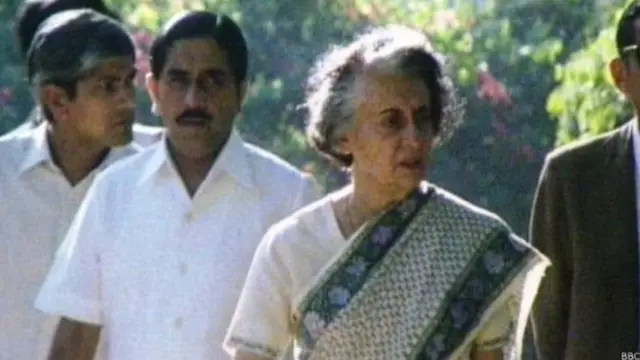 ইন্দিরা গান্ধীর সাথে তার ব্যক্তিগত সচিব আর কে ধাওয়ান।