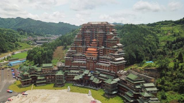 "天下第一水司樓"是全木質框架榫卯結構建築，申請了三項吉尼斯世界紀錄。而獨山縣是中國的國家級貧困縣。