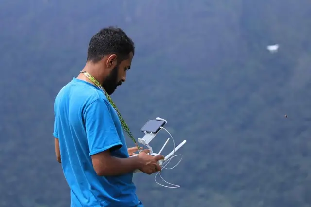 மூணாறு நிலச்சரிவில் சிக்கிய சடலங்கள்: ட்ரோன் கேமிரா உதவியுடன் மீட்க உதவும் தன்னார்வலர்