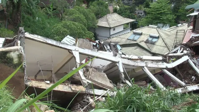 ගොඩනැගිල්ල කඩා වැටීම ක්ෂණිකව සිදු වූ ක්‍රියාවලියක් විය නොහැකියි බව ජාතික ගොඩනැගිලි පර්යේෂණ සංවිධානයේ අධ්‍යක්ෂ ජනරාල් කියයි