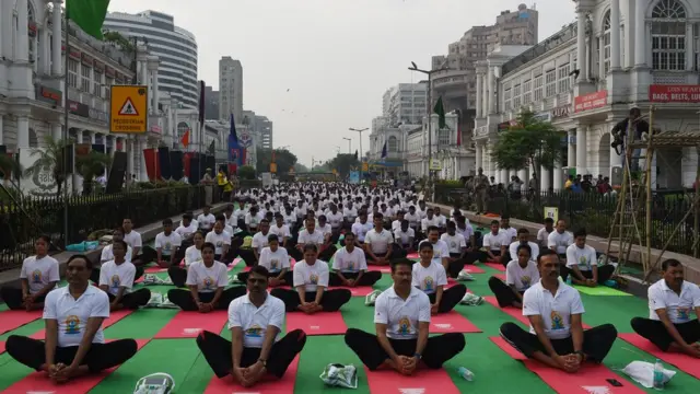 దిల్లీలో యోగా చేస్తున్న భారతీయులు