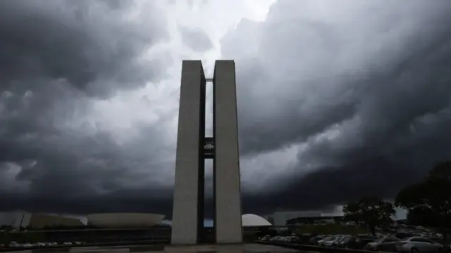 Prédio do Congresso sob nuvens carregadasbet365 o que éBrasília