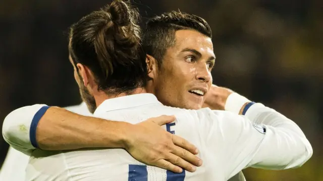 Bale y Ronaldo se abrazan.
