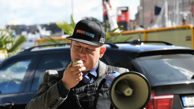 Rasmus Paludan elinde megafonla konuşuyor