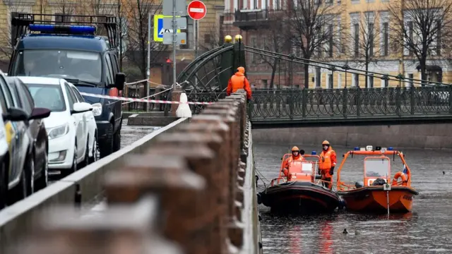 Russian Emergency rescuers and police investigators conduct searches on the Moika River, in Saint Petersburg, on November 10, 2019, following the murder of a woman that implicates Russian historian Oleg Sokolov. - A prominent Saint Petersburg-based Napoleon expert has confessed to murdering his young lover and former student and dismembering her body in a grisly crime that sent shock waves across Russia.