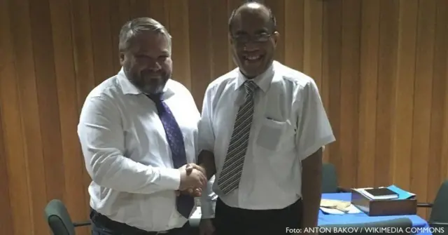 Antón Bakov se reunió con el presidente de Kiribati, Taneti Mamau. Foto: Antón Bakov / Wikimedia Commons