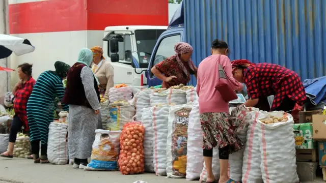 Шаардын күнүмдүк турмушу Ак-Буура дарыясы сыяктуу эле шаркырап агып турган учур.