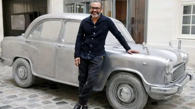 শিল্পী সুবোধ গুপ্তা। প্যারিসের একটি প্রদর্শনীতে