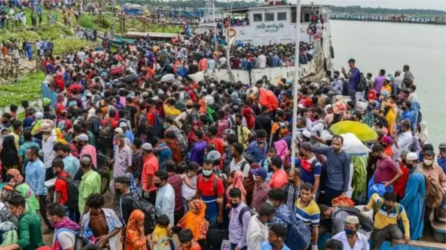 গণপরিবহন না থাকলেও কষ্টসাধ্য উপায়ে অসংখ্য মানুষ স্বজনদের সঙ্গে ঈদ কাটাতে গ্রামের বাড়ি যাওয়ার চেষ্টা করছেন