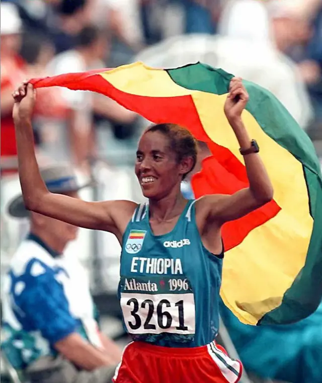 ፋጡማ ሮባ በአትላንታ ኦሎምፒክ ካሸነፈች በኋላ ባንዲራ ይዛ