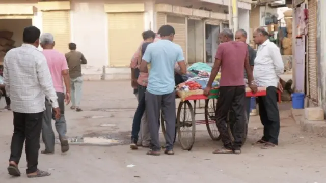 લીંચ ગામમાં 20થી 30 વર્ષની વચ્ચેની વય ધરાવતા લગભગ યુવાનો કુંવારા છે, જેનું મુખ્ય કારણ કન્યાઓની અછત છે