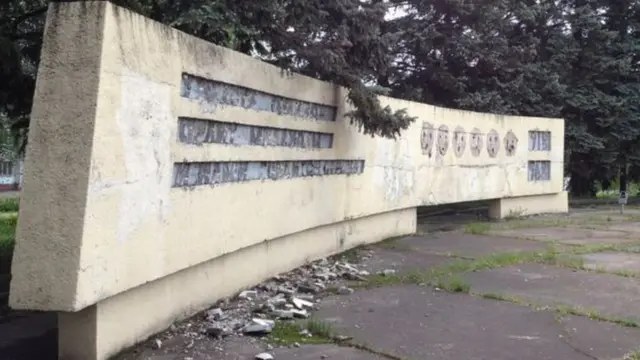 ලෙනින් යුක්රේනයෙන් සමුගනියි