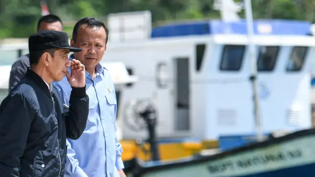 Presiden Joko Widodo (kiri) berbincang dengan Menteri Kelautan dan Perikanan Edhy Prabowo (kanan) saat melakukan kunjungan kerja di SKPT Selat Lampa, Natuna, Kepulauan Riau, Rabu (08/01)