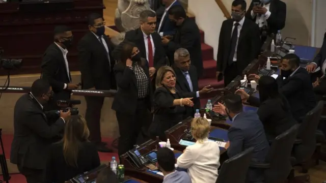 Los nuevos magistrados de la Sala de lo Constitucional saludaron a los congresistas tras ser juramentados en sustitución de los miembros destituidos.