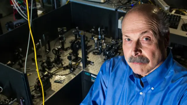 David Awschalom est professeur de la famille Liew en ingénierie moléculaire et en physique à la Pritzker School of Molecular Engineering de l'université de Chicago.