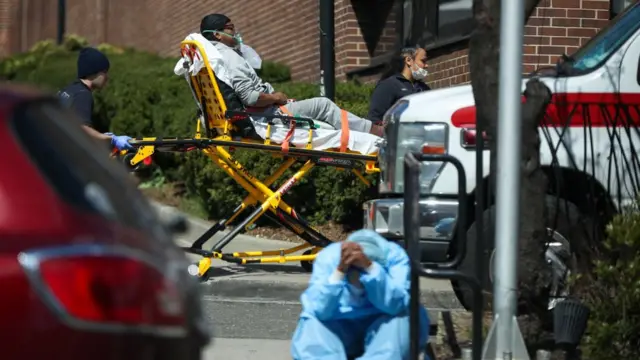 Un paciente y equipos médicos en Nueva York.