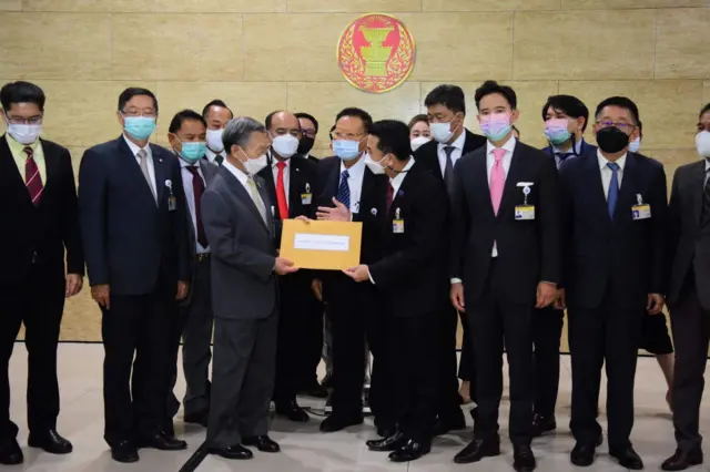 ส.ส. จาก 7 พรรคร่วมฝ่ายค้าน ได้แก่ พรรคเพื่อไทย พรรคก้าวไกล พรรคเพื่อชาติ พรรคประชาชาติ พรรคเสรีรวมไทย พรรคพลังปวงชนไทย และพรรคไทยศรีวิไลย์ ร่วมกันยื่นญัตติขอเปิดอภิปรายไม่ไว้วางใจต่อนายชวน หลีกภัย ประธานสภาผู้แทนราษฎร เมื่อ 15 มิ.ย.