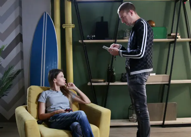 Настя Рыбка и ее тренер по соблазнению Алекс Лесли во время интервью