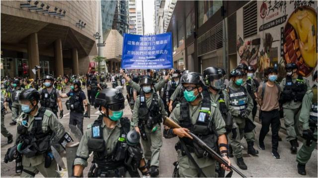 5月27日，香港警员在街头戒备。