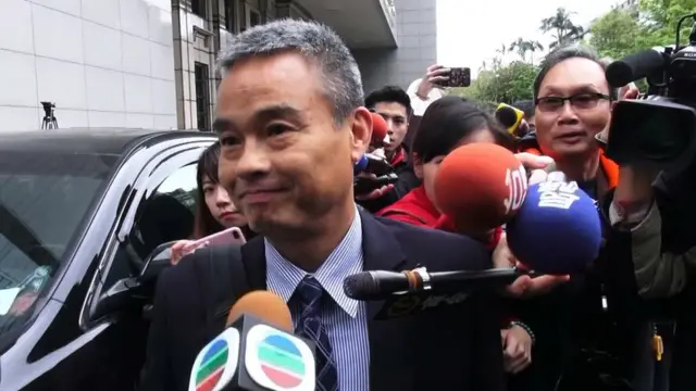 香港詹姓警司出席記者會被媒體包圍。