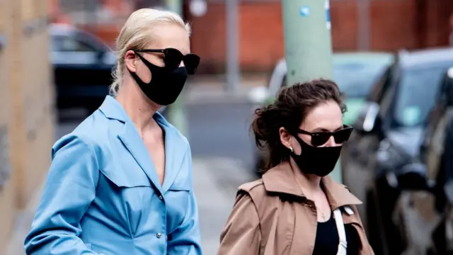 Yulia Navalny, esposa del líder opositor ruso, con otra mujer a la salida del hospital Charité