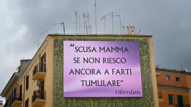 "Anneciğim seni hala gömdüremediğim için özür dilerim" yazılı reklam panosu