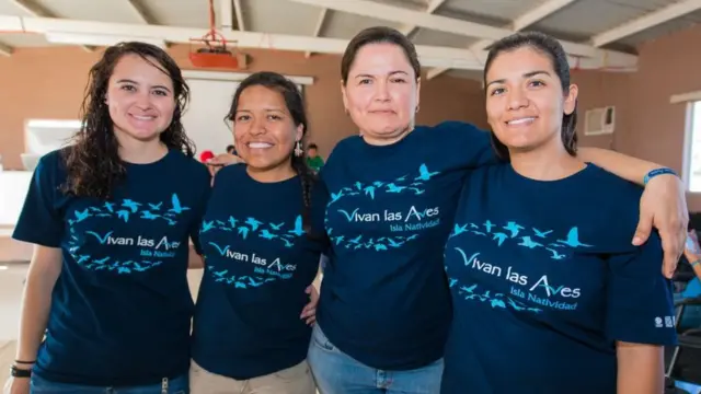 Bedolla con participantes del proyecto de protección de aves marinas